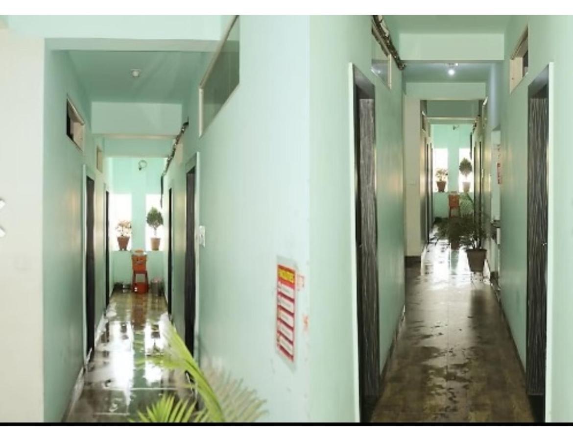 Hotel Adarsh, Удджайн Экстерьер фото