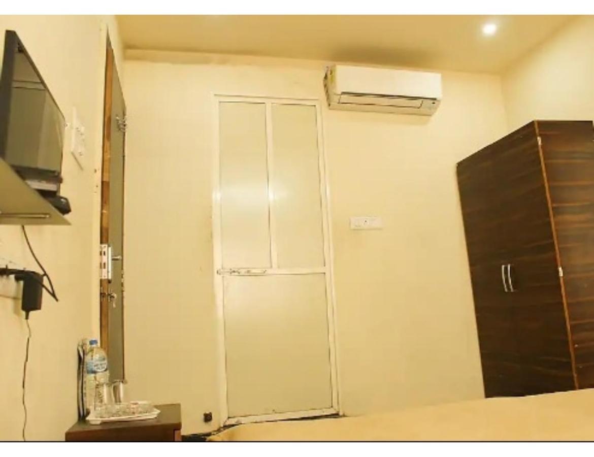 Hotel Adarsh, Удджайн Экстерьер фото
